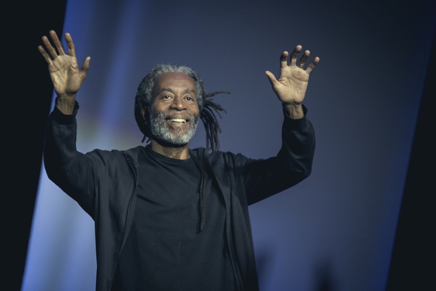 Bobby McFerrin i jego chór podczas koncertu w Warszawie w fotorelacji Kasi Stańczyk. David Worm, Joey Blake oraz chór wspierali Amerykanina