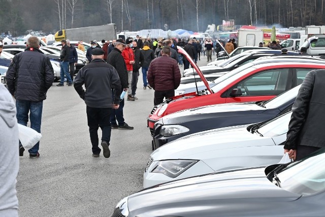 Wyjątkowo dużo właścicieli samochod&oacute;w wjechało w niedzielę, 18 kwietnia plac giełdy w Miedzianej G&oacute;rze z zamiarem sprzedaży auta. Pogoda do handlowania była znakomita. Sprzedawcy oferowali pojazdy w r&oacute;żnych cenach i bardzo r&oacute;żnych marek. &bdquo;Upolować&rdquo; mogli coś dla siebie nawet właściciele niezbyt grubych portfeli. Dla nieco bardziej majętnych było sporo ciekawych modeli BMW. Było też sporo ciekawostek i wyjątkowych aut.&gt;&gt;&gt;Zobaczcie na kolejnych slajdach jakie i za ile samochody oferowano &lt;&lt;&lt; 