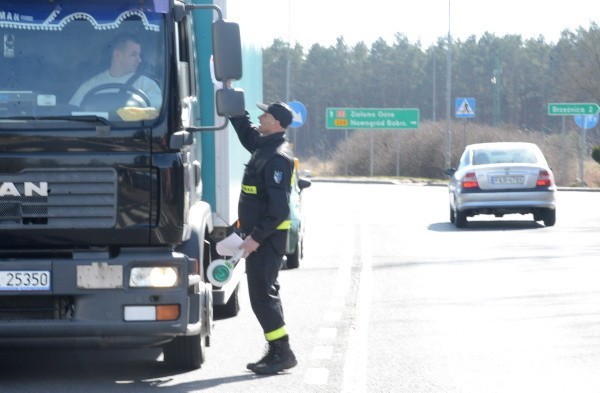 Strażacy OSP w Dąbiu rozdawali kierowcom ulotki