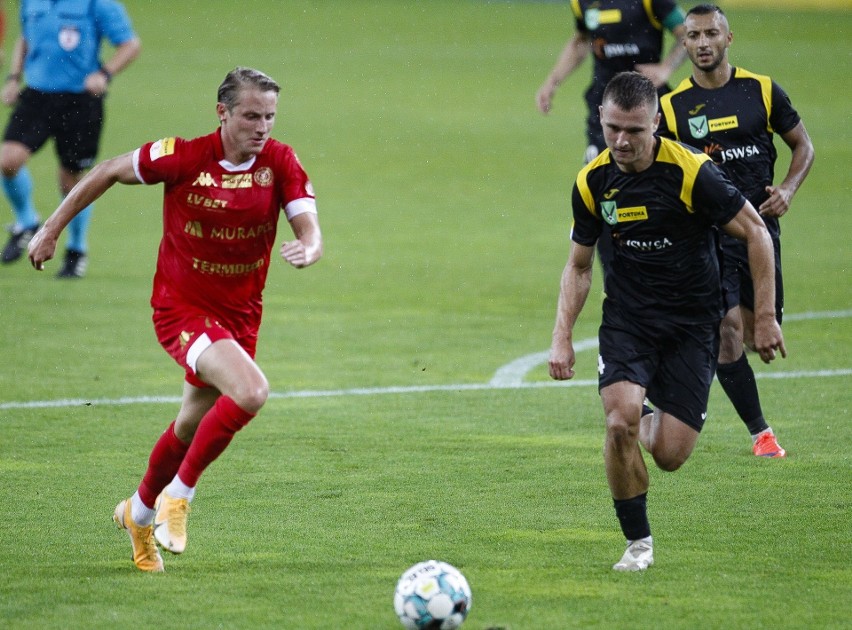 Widzew pokonał GKS w strugach deszczu. Niby u siebie, ale na...