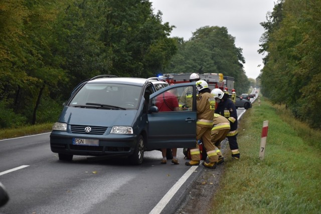 Do zdarzenia drogowego, w którym udział brały trzy samochody osobowe, doszło około godz. 15.45. Na miejsce wezwano służby ratunkowe oraz policję.