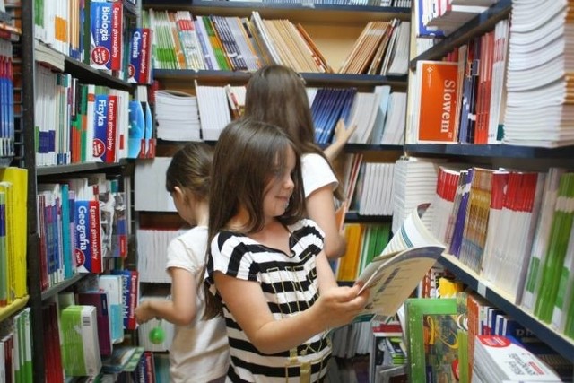 Ile kosztują podręczniki do szkół podstawowych i średnich? Jaka jest różnica w cenie za książki używane oraz nowe i które przedmioty będą kosztowały rodziców najdrożej? Sprawdziliśmy, jak wyglądają ceny podręczników w poznańskich antykwariatach i księgarniach.