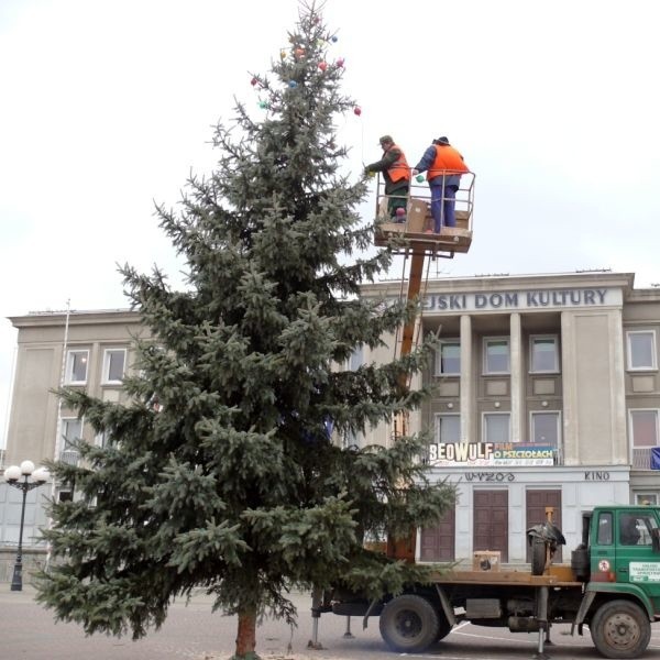 Olbrzymia choinka na placu Piłsudskiego.