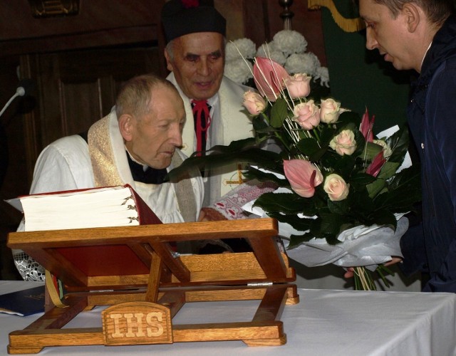Księża Antoni Mroczek i Józef Barczyk otrzymali honorowe obywatelstwo od wójta gminy Kluczewsko Rafała Pałki.