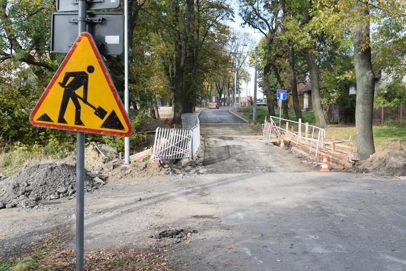 Tarnów. Miasto wylało asfalt w zabytkowym parku. Ale bez zgody konserwatora