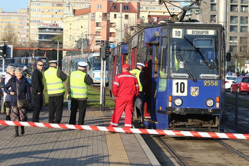 Wypadek na placu Jana Pawła II, kobieta wpadła pod tramwaj