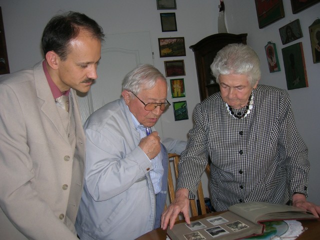 Od prawej: Wiesława Różewicz, Tadeusz Różewicz i autor artykułu Krzysztof Korwin-Piotrowski