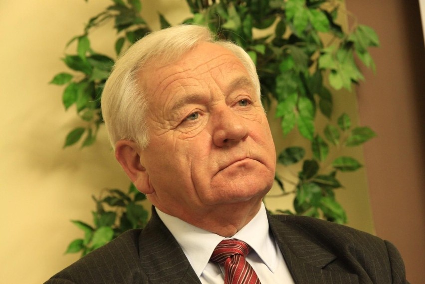 Polski polityk i urzędnik, w latach 1994–1996 był...