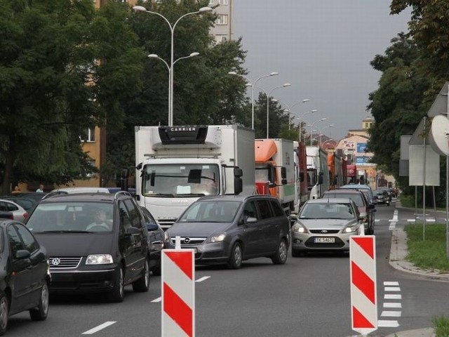 W czwartek od rana na ulicy Sandomierskiej w Kielcach powstały gigantyczne korki.