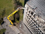 Wyburzają dawny biurowiec Silmy w Sosnowcu Zagórzu. Co go zastąpi? ZDJĘCIA Z DRONA Ogromna koparka "zjada" budynek 