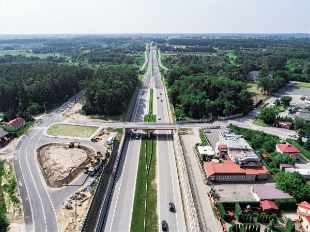 Generalna Dyrekcja Dróg Krajowych i Autostrad systematycznie publikuje zdjęcia z budowy "siódemki" do Warszawy. To fotografia z lotu ptaka przedstawiająca już wybudowany odcinek Grójec - Tarczyn.