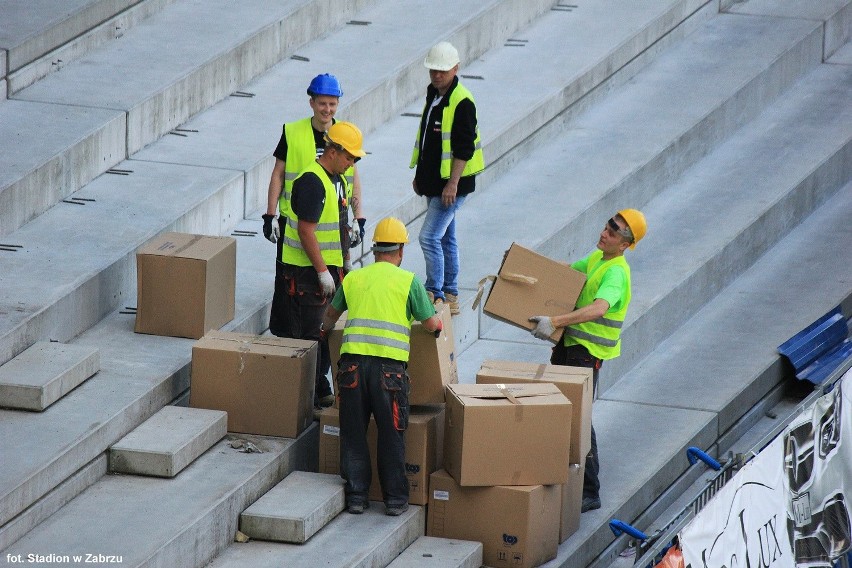 Na stadionie Górnika Zabrze rozpoczął się montaż krzesełek.