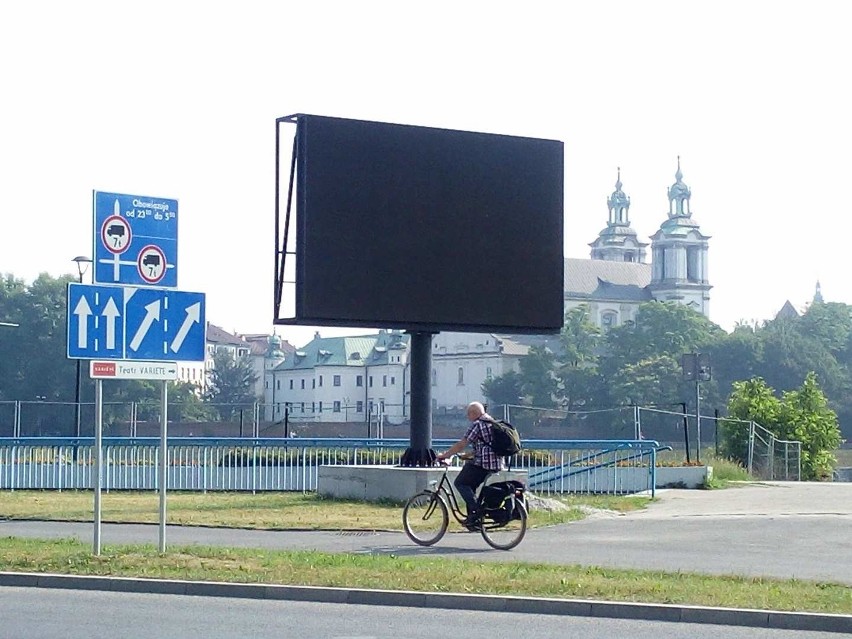 Urzędnicy nie dostrzegli gigantycznej tablicy ledowej