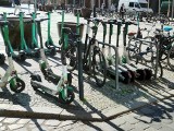 Problem rowerzystów we Wrocławiu. Miejsca postojowe blokują im hulajnogi. Czy to zgodne z przepisami?