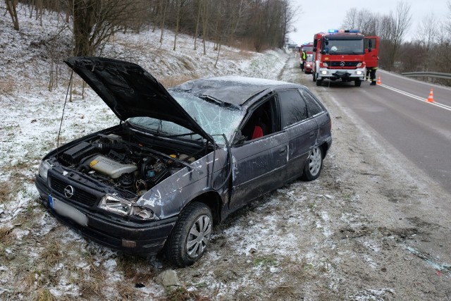 Do wypadku doszło w sobotę na drodze wojewódzkiej nr 884 w Nienadowej w powiecie przemyskim.- Kierujący oplem, 33-letni mieszkaniec powiatu przemyskiego jechał z pasażerem z Babic w kierunku Nienadowej. Mężczyzna nie dostosował prędkości do warunków, zahaczył o pobocze po czym dachował - powiedziała sierż. szt. Marta Fac z KMP w Przemyślu.Do szpitala z urazem głowy trafił 33-latek. W szpitalu okazało się, że mężczyzna ma 3,6 promila alkoholu w organizmie. Wcześniej policjanci sprawdzili stan trzeźwości pasażera – miał 1,8 promila alkoholu.33-latek został w szpitalu na obserwacji. Z policyjnych ustaleń wynika, że wcześniej pięciokrotnie zatrzymano go za kierownicą mimo sądowego zakazu prowadzenia. Mężczyzna odpowie za jazdę w stanie nietrzeźwości, spowodowanie kolizji, a także za kierowanie wbrew sądowemu zakazowi.