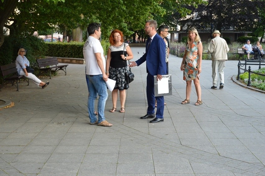 Demonstracja pod Sądem Okręgowym w Opolu.