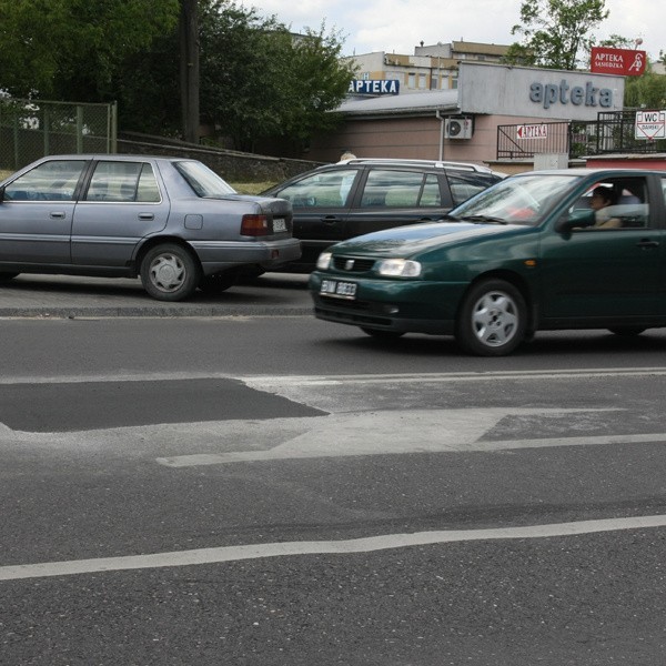 Dziura, którą musiały omijać samochody, była na środku ulicy Skłodowskiej