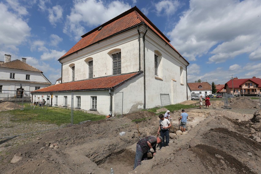 Na fragmenty zabudowań trafili archeolodzy badający teren...