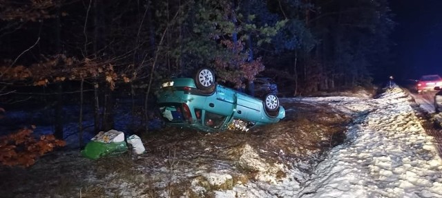 Niedaleko Motarzyna auto wypadło z drogi i dachowało