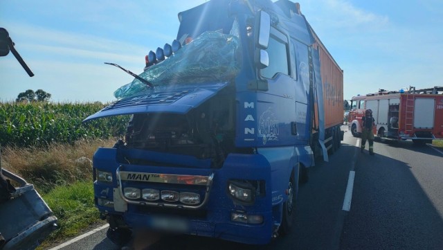 Kabina niebieskiej ciężarówki została mocno rozbita, ale kierowcy nic się nie stało.