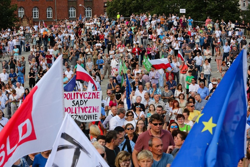 Protest na Placu Solidarności przeciwko reformie sądów. Przyszedł tłum [zdjęcia, wideo] 