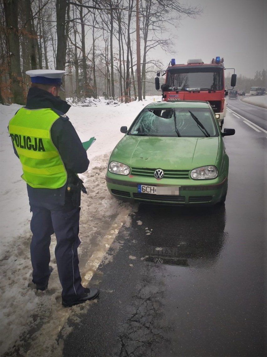 Wypadek nieopodal Zielina 19.2.2021. Kawałek lodu spadł z samochodu dostawczego i przebił szybę innego auta. Pasażer ranny, sprawca zbiegł
