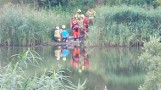 Gdańsk: Tragiczny finał akcji ratunkowej w Kowalach. Pomimo reanimacji zmarł mężczyzna, którego strażacy wyciągnęli ze stawu w Kowalach