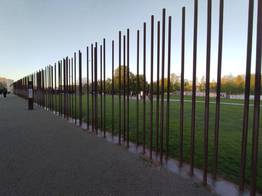 Pręty pokazują, którędy biegł Mur Berliński