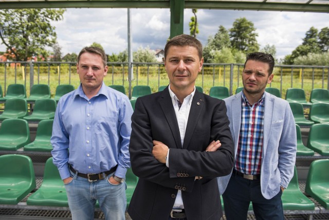 Na zdjęciu od lewej: Jerzy Cyrak (nowy trener zespołu), Patryk Kniat (dyrektor sportowy Elany) i Dawid Frąckowiak (nowy menedżer drużyny)
