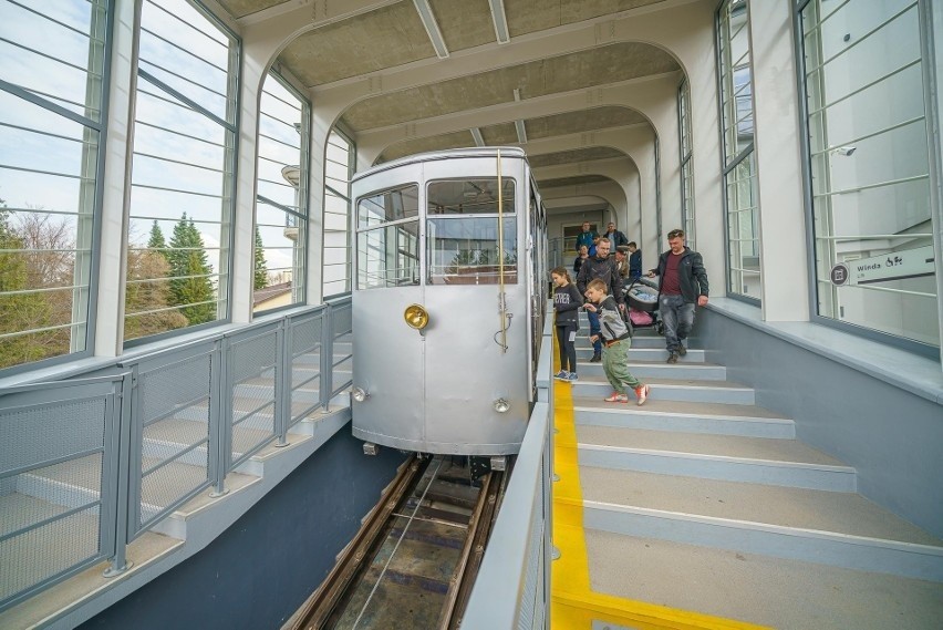 Na Górę Parkową wyjeżdżają oryginalne wagoniki z 1937 roku