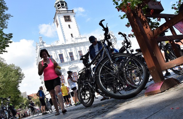 Odbyła się kolejna letnia wyprawa rowerowa zorganizowana przez Nadgoplański Oddział PTTK w Kruszwicy. Tym razem celem było Chełmno. W sobotę, 29 lipca, rowerzyści ruszyli wcześnie rano z Kruszwicy do Inowrocławia na dworzec PKP. Tutaj czekali na nich cykliści z Inowrocławia. Grupa pociągiem udała się do Bydgoszczy, a stamtąd na jednośladach, przez Ostromecko i Unisław, dotarła do Chełmna. Miasto zwiedzono wraz z przewodnikiem i dalej w drogę. Tym razem przez Unisław i Zamek Bierzgłowski do Torunia. Tu znów trzeba było załadować rowery do pociągu, który dowiózł cyklistów do Inowrocławia. Zakończenie rajdu odbyło się w Solankach. Na dużych lodach.