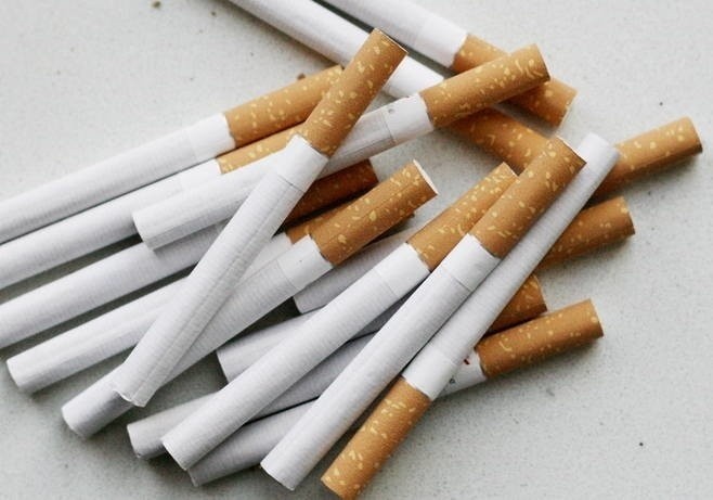 Nielegalne papierosy znaleziono w aucie i garażu 39-latka.