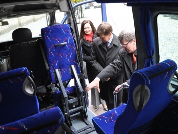 Autobus przekazały szkole władze miasta.