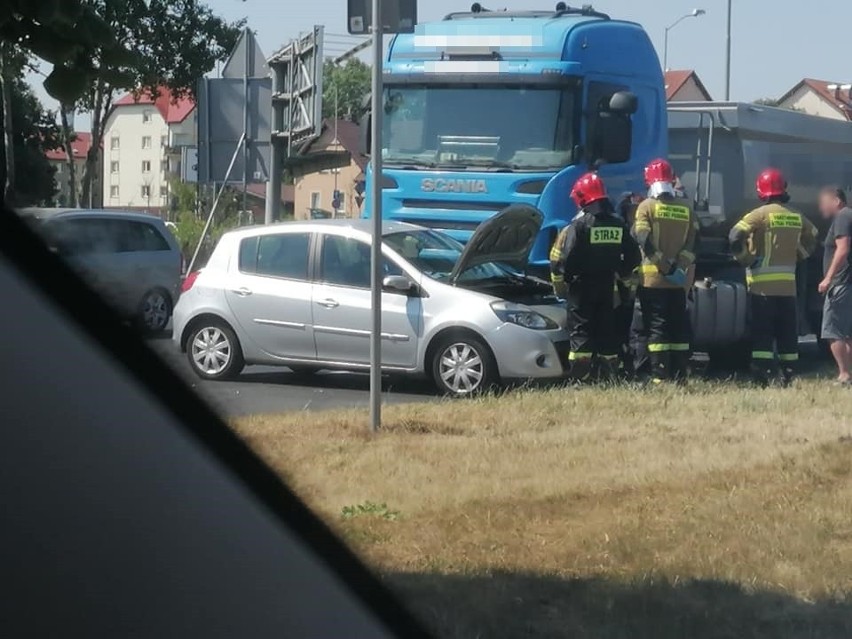 Kolizja na ul. Zwierzynieckiej w Szczecinie. Ciężarówka uderzyła w samochód osobowy