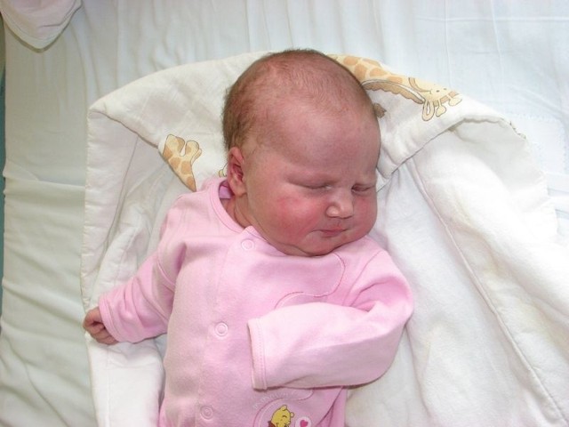 Karolina Elert urodziła się we wtorek, 29 maja. Ważyła 4350 g i mierzyła 60 cm. W domu, w Ostrowi, na córkę Eleny i Pawła czeka jej siostra Aleksandra (8 l.)