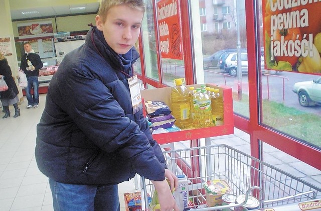 Grzegorz Firadza, uczeń mieleńskiego gimnazjum, w minione niedzielne południe nie odpoczywał w domu, tylko pomagał w zbiórce żywności. Zachęcał klientów "Biedronki&#8221;, by włączyli się w tę charytatywną akcję. 
