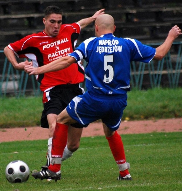 Fragment meczu Juventy z Naprzodem. O piłkę walczą Karol Kopeć (z lewej) ze Starachowic i Tomasz Dudek.