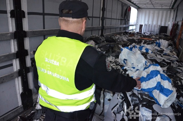 Funkcjonariusze natknęli się na nielegalny transport odpadów. Sprawą śmieci w tirze zainteresował się już inspektor Wojewódzkiego Inspektoratu Ochrony Środowiska.