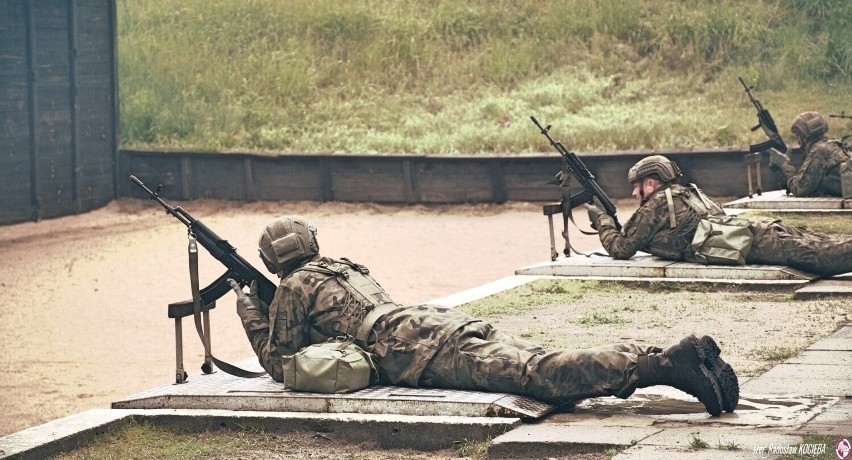 Zdjęcia z ćwiczeń żołnierzy dobrowolnej służby wojskowej...