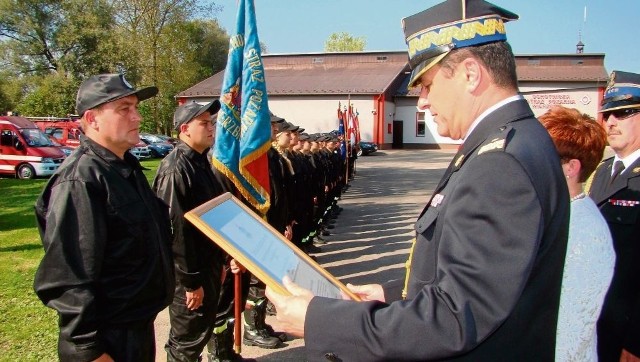 Nadbryg. Andrzej Mróz wręcza akt nominacji naczelnikowi Sławomirowi Nagło