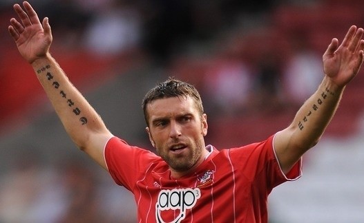 32-letni reprezentant Anglii, Rickie Lambert w 2014 roku strzelił na boiskach Premier League 8 goli. Większą część z nich (aż 7) zdobył jednak jeszcze w poprzednim sezonie w barwach Southampton. W bieżących rozgrywkach w Liverpoolu piłkę do siatki skierował tylko raz w przegranej 1:3 rywalizacji z Crystal Palace.