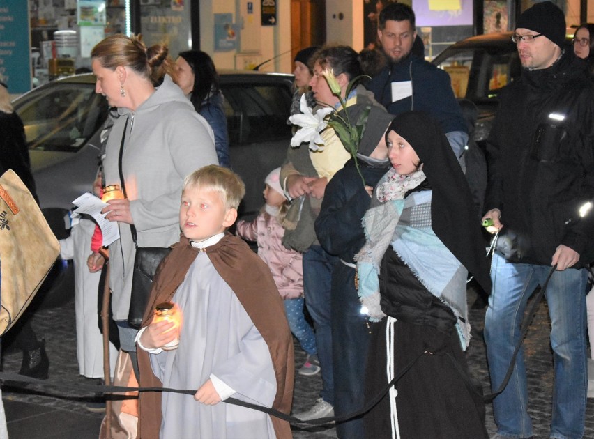 "Korowód Świętych" przeszedł ulicami Starego Miasta w Oświęcimiu. Dzieci szły przebrane za swoich ulubionych świętych i patronów [ZDJĘCIA]