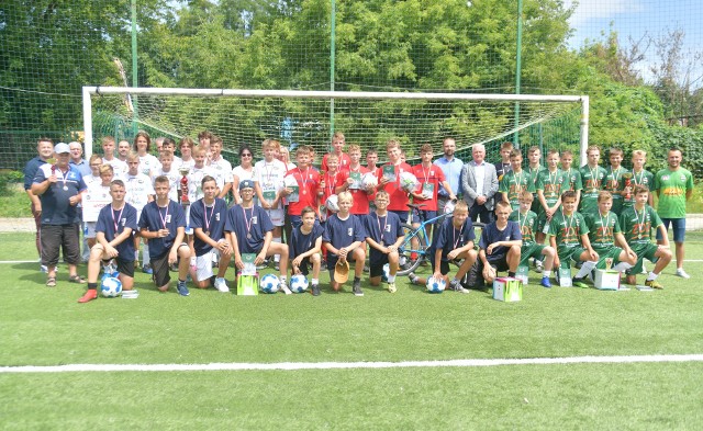 W czwartek 22 lipca na bocznym boisku stadionu przy ul. Narutowicza w Radomiu odbył się finał XXI turnieju "Z podwórka na stadiony". W tym roku do udziału w turnieju zgłosiło się osiem drużyn, które w pierwszej fazie turnieju rywalizowały systemem „każdy z każdym”.  W meczu o trzecie miejsce Ustronie pokonało Zorzę Kowala 10:1.   O pierwsze miejsce rywalizowały ze sobą drużyny Radomiaka, oraz Akademii Sportu Radomiak. W finałowym meczu lepsza okazała się drużyna Radomiaka pokonując Akademię Sportu Radomiaka 3:1.   Po zakończeniu zmagań na boisku zostały wręczone medale, puchary, oraz nagrody rzeczowe dla najlepszych drużyn. Nie zabrakło również nagród indywidualnych dla zawodników, którzy wykazali się wyjątkowymi umiejętnościami w czasie gry. Nagrody indywidualne otrzymali: Mikołaj Molendowski (Radomiak, najlepszy zawodnik turnieju), Wiktor Kopycki (Ustronie, najlepszy bramkarz turnieju), Alan Barszcz (AS Radomiak, król strzelców), Klaudia Wesołowska (Sportowa Czwórka, najlepsza zawodniczka). ZOBACZ ZDJĘCIA>>>