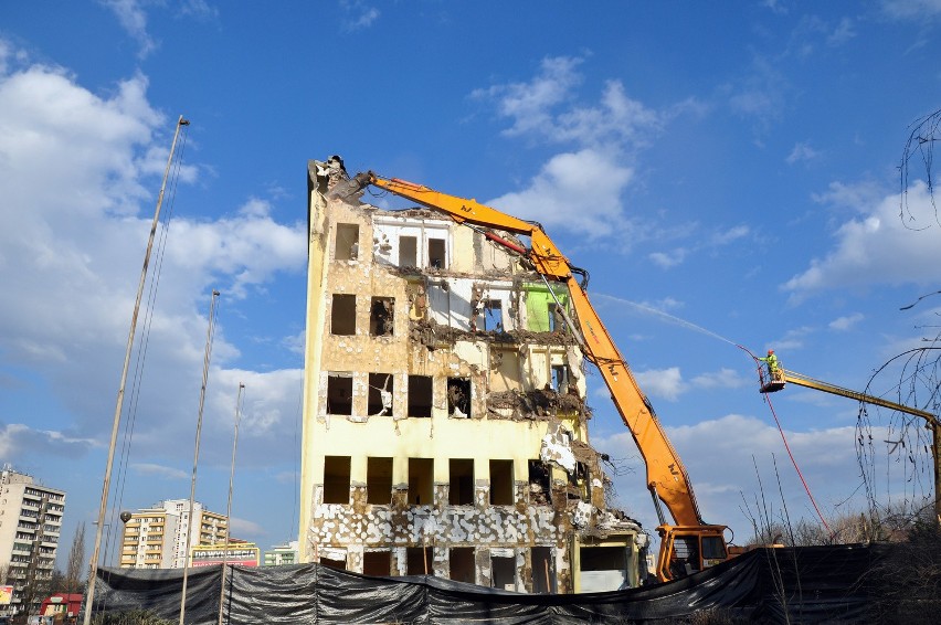 Kraków: budynek "Ruchu" prawie zburzony. Powstanie tu 36-metrowy wieżowiec [ZDJĘCIA]