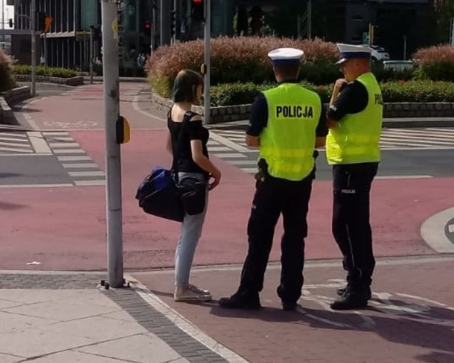 Policyjne patrole stanęły przy rondzie Kaponiera po tym, jak w ostatnim czasie coraz więcej kobiet przechodziło z dziecięcymi wózkami przez rondo po ścieżce rowerowej.