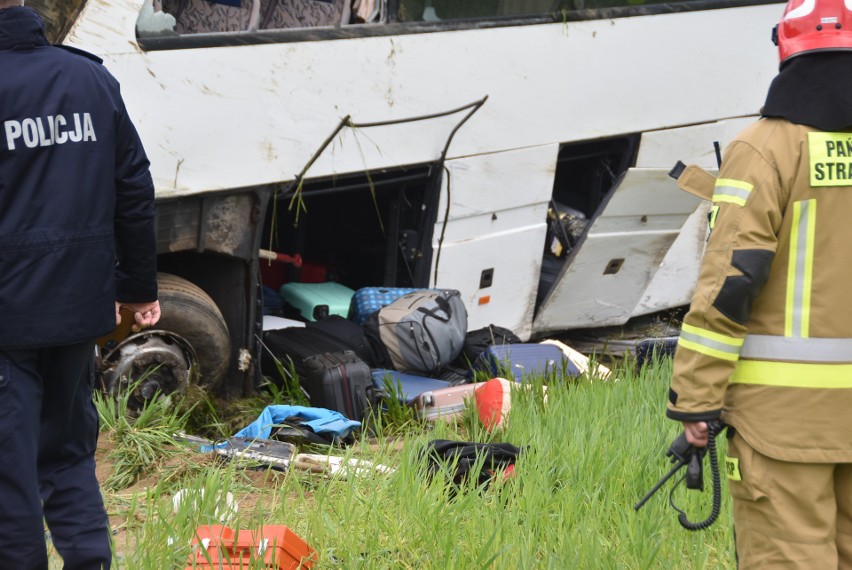 Powiat tarnowski. Autobus wycieczkowy wypadł z drogi na DW 975 w Roztoce koło Zakliczyna. Są osoby poszkodowane [ZDJĘCIA]