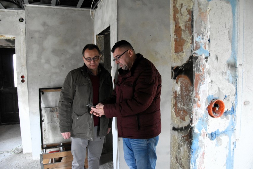 Marek Podraza (z lewej) i Grzegorz Kosiaty w odbudowywanym...
