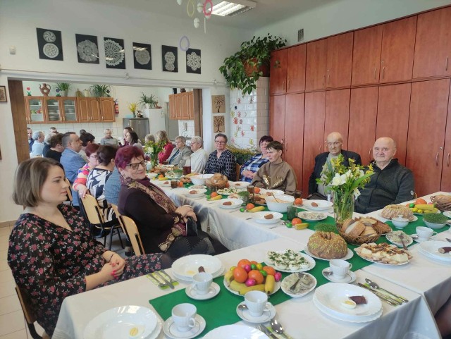 Wielkanocne spotkanie podopiecznych Fundacji La Zebra w Krzcinie. Były życzenia i świąteczne potrawy na stole.