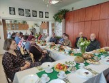 Wielkanocne spotkanie podopiecznych Fundacji La Zebra w Krzcinie. Były życzenia i świąteczne potrawy na stole. Zobacz zdjęcia