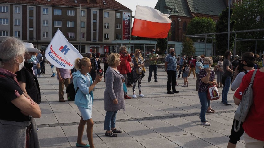 Wiwat dla Demokracji. Manifestacja w Koszalinie [ZDJĘCIA, WIDEO]